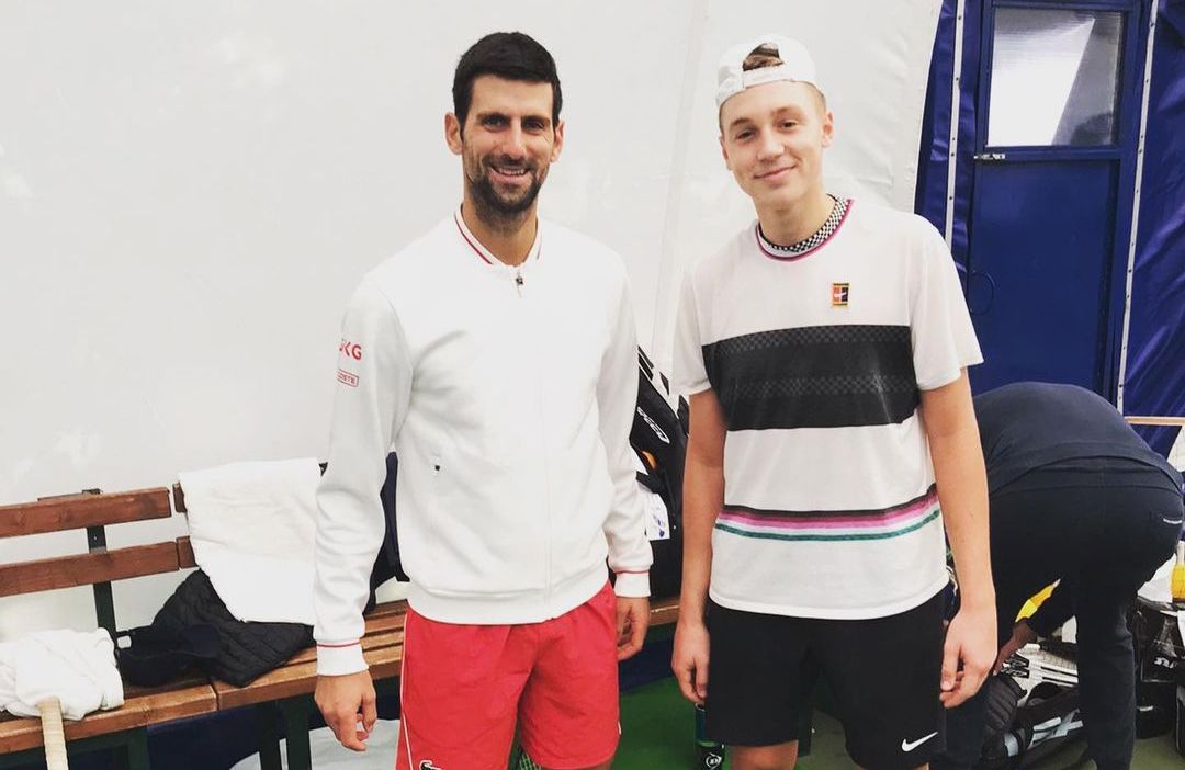Hamad Medjedovic insieme a Novak Djokovic