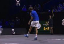 Medvedev rischia la squalifica alla Laver Cup: polemiche per il lancio della racchetta. Poi dopo “ho giocato il peggior tennis della mia vita” (Video)