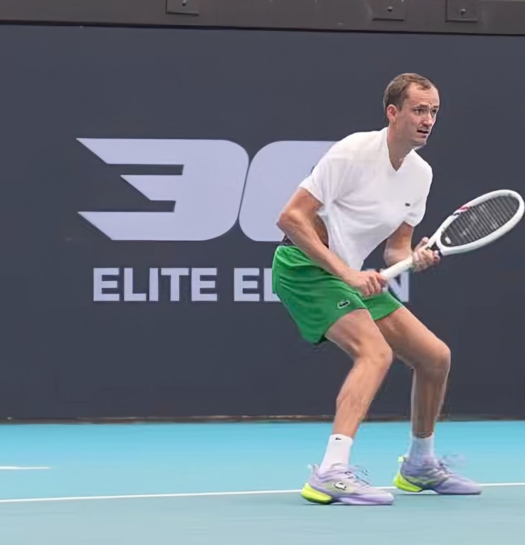 Daniil Medvedev in allenamento a Brisbane
