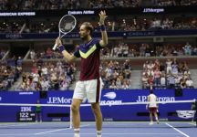 Us Open: Daniil Medvedev batte Carlos Alcaraz dopo un match praticamente perfetto. Ora la sfida finale con Novak Djokovic (Video)