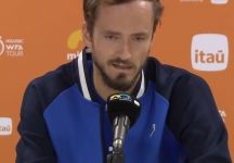 Daniil Medvedev riconosce la forza di Jannik Sinner: “Jannik ha sempre servito bene, ma ora serve in modo importante. Mi chiedo come abbia fatto, perché il servizio non è così facile da migliorare.” (Video)