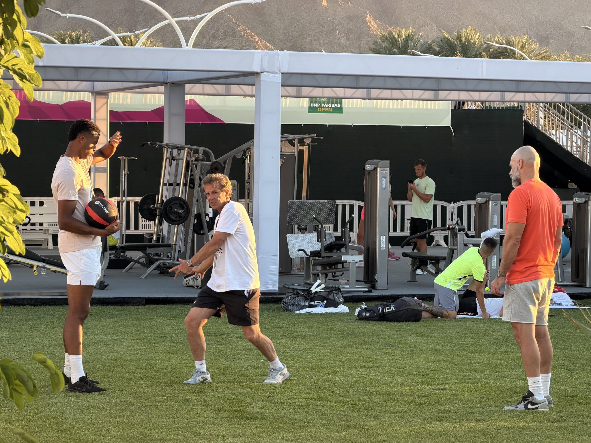 Giovanni Mpeteshi Perricard con Roig a Indian Wells