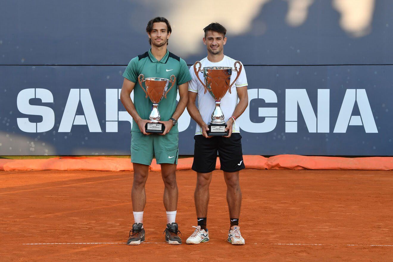 La premiazione del tabellone di singolare del Sardegna Open, vinto da Mariano Navone (destra) ai danni di Lorenzo Musetti (foto Francesco Panunzio)