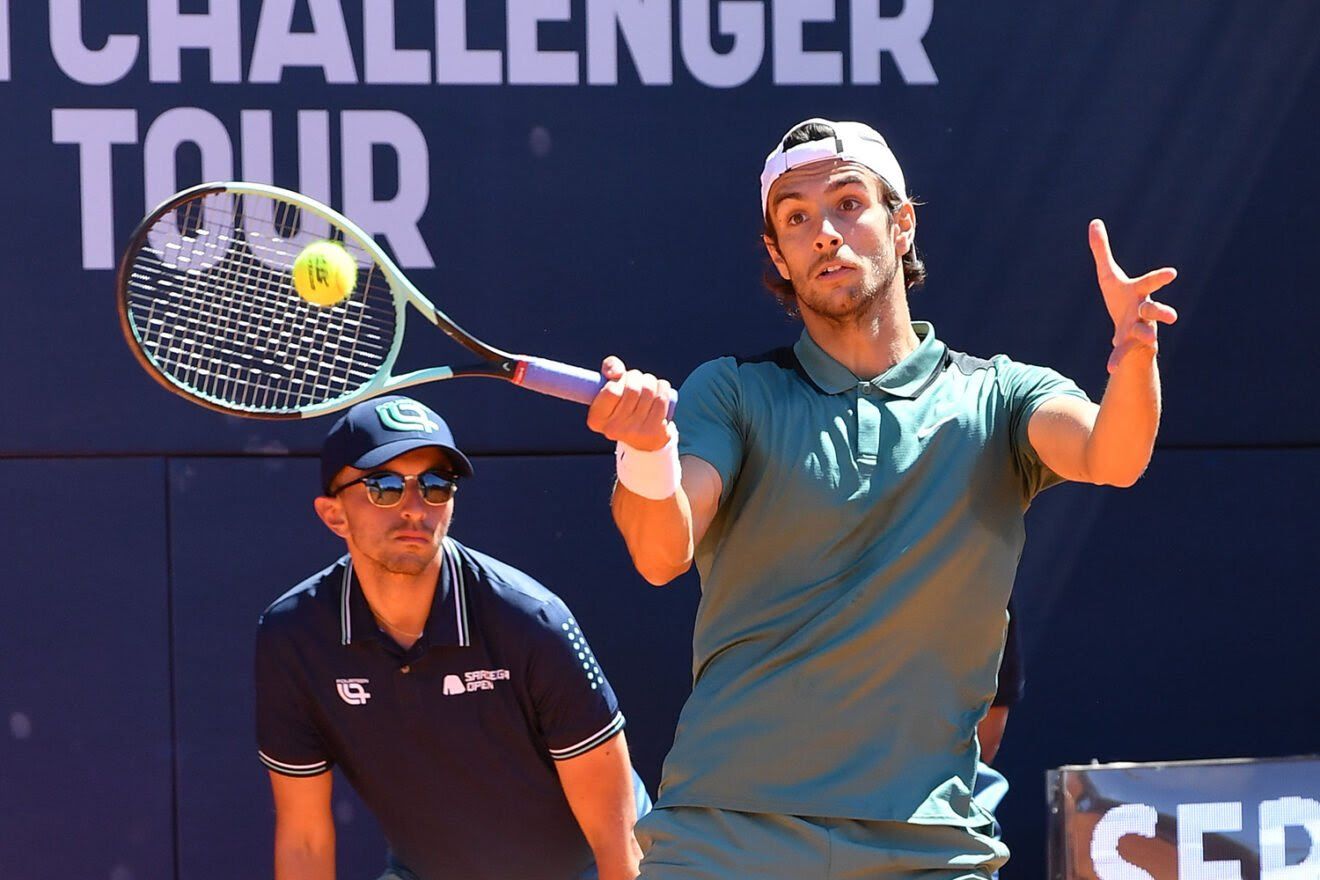 Lorenzo Musetti, 22 anni da Carrara, ha conquistato la semifinale del Sardegna Open battendo in rimonta il portoghese Borges (foto Francesco Panunzio)