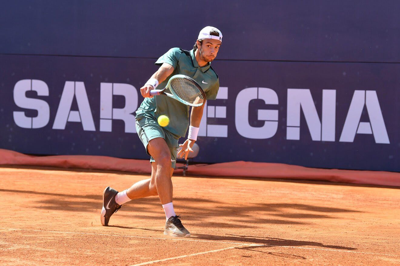 Lorenzo Musetti, toscano classe 2002, è in finale al Sardegna Open del Tennis Club Cagliari (foto Francesco Panunzio)