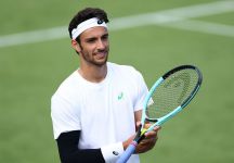 Sinner sorride a Wimbledon: “Felice di essere tornato, qui è impossibile non divertirsi”. Musetti ammette: “Condizione pessima, il virus ha fatto il resto. Mai stato così male sull’erba” (Video)