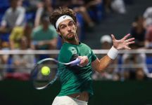 Grinta Musetti! Domina il primo set, poi va sotto ma vince annullando un match point a Korda. Ora una super finale ad Atene contro Djokovic, e il “match point” per un posto a Torino