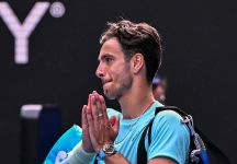 Che peccato Lorenzo!? Musetti domina Djokovic per due set, nel terzo game accusa un problema muscolare e si ritira nei quarti degli Australian Open. Novak: “Oggi meritava di vincere lui”
