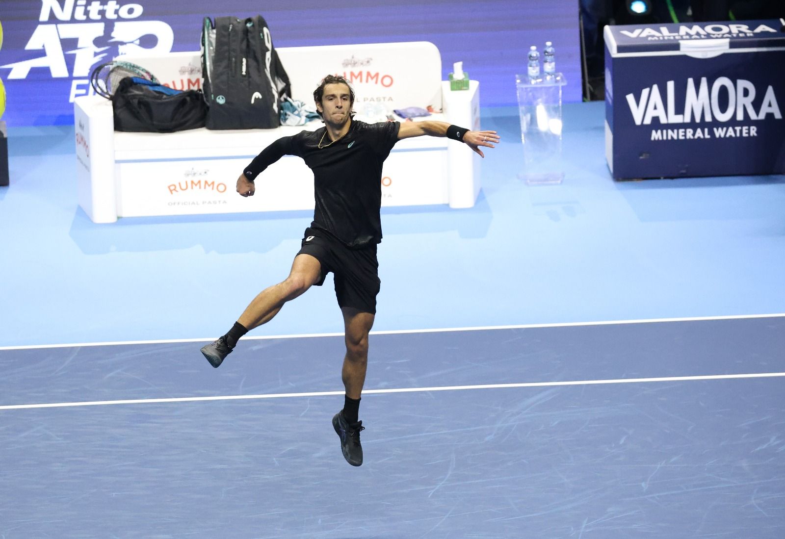 Lorenzo Musetti esulta dopo la vittoria (Foto Brigitte Grassotti)