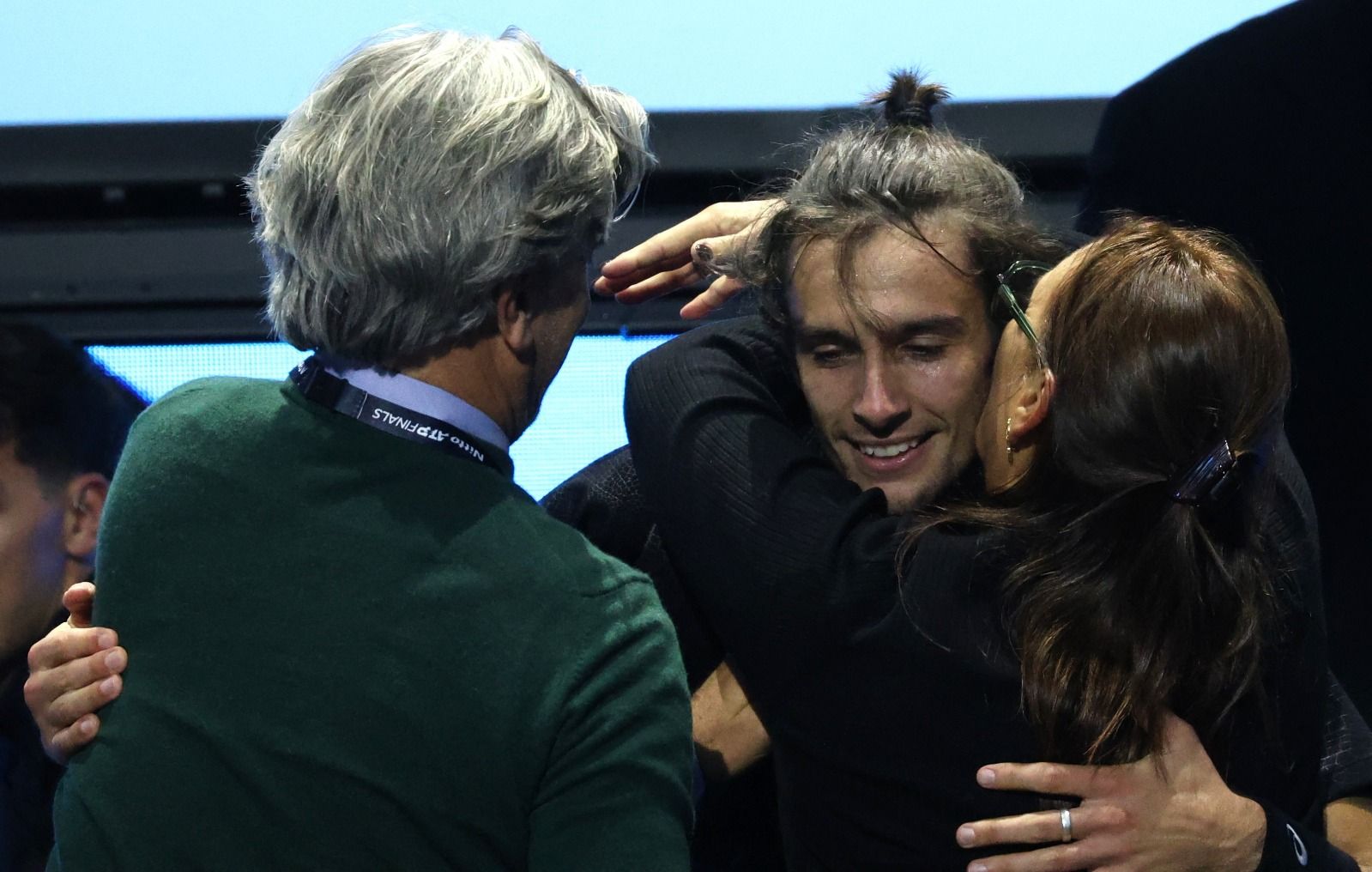 Lorenzo Musetti abbracciato dalla sua famiglia (Foto Brigitte Grassotti)