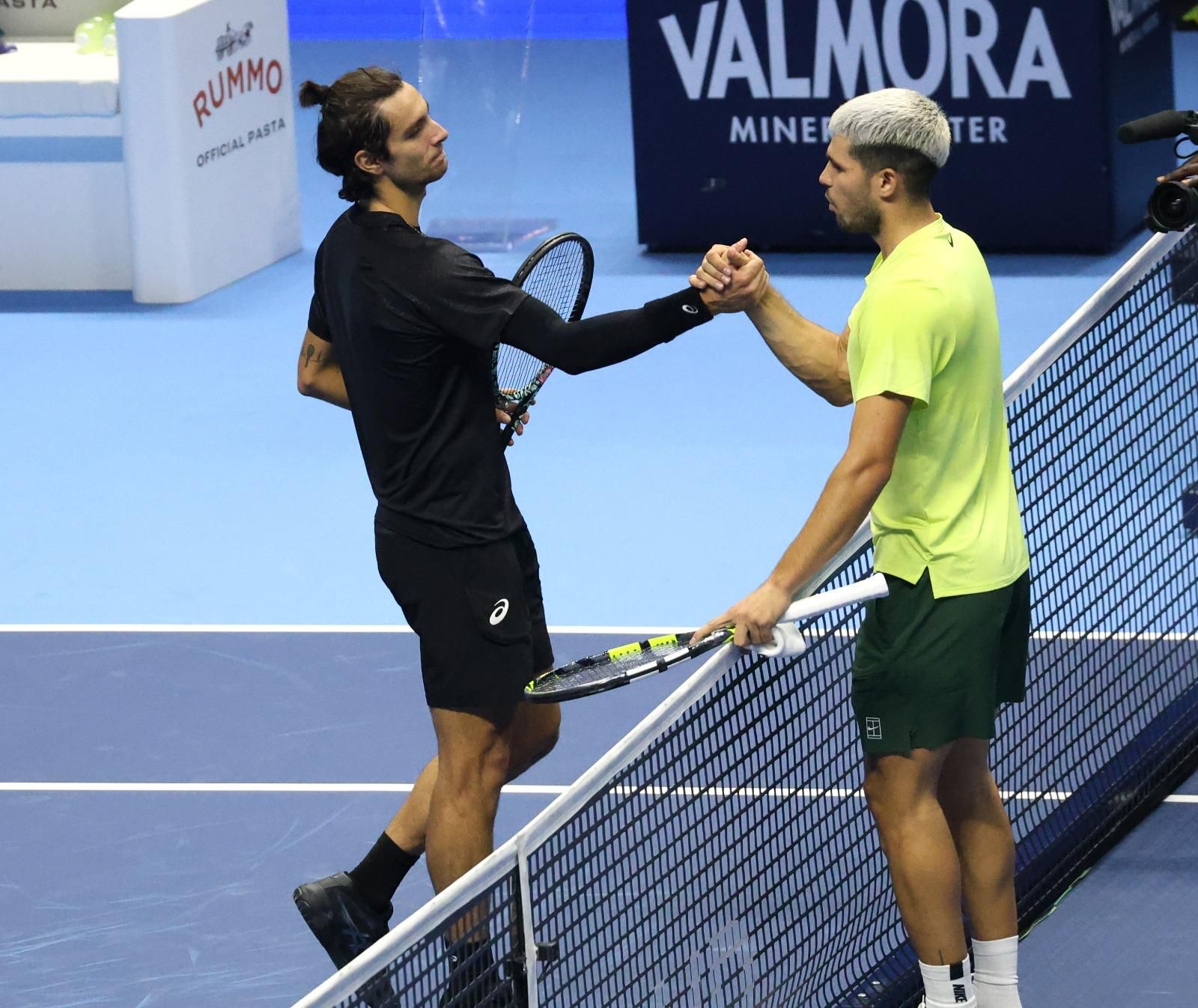 Lorenzo Musetti e Carlos Alcaraz, stretta di mano alle Finals (foto Brigitte Grassotti)
