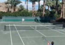 Rafael Nadal si allena sulla terra verde ad Indian Wells. Andrea Picchione nel doppio colpisce involontariamente la schiena del suo compagno (Video)