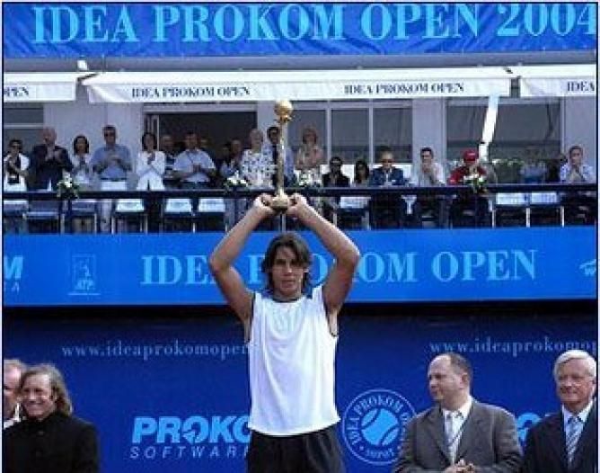 Rafael Nadal alza il trofeo di Sopot