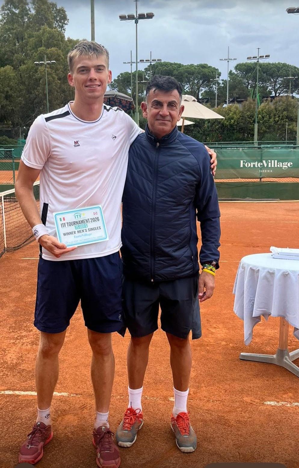 Nella foto: il vincitore del singolare maschile Pyotr Nesterov premiato dal direttore del torneo Alessandro Porcu
