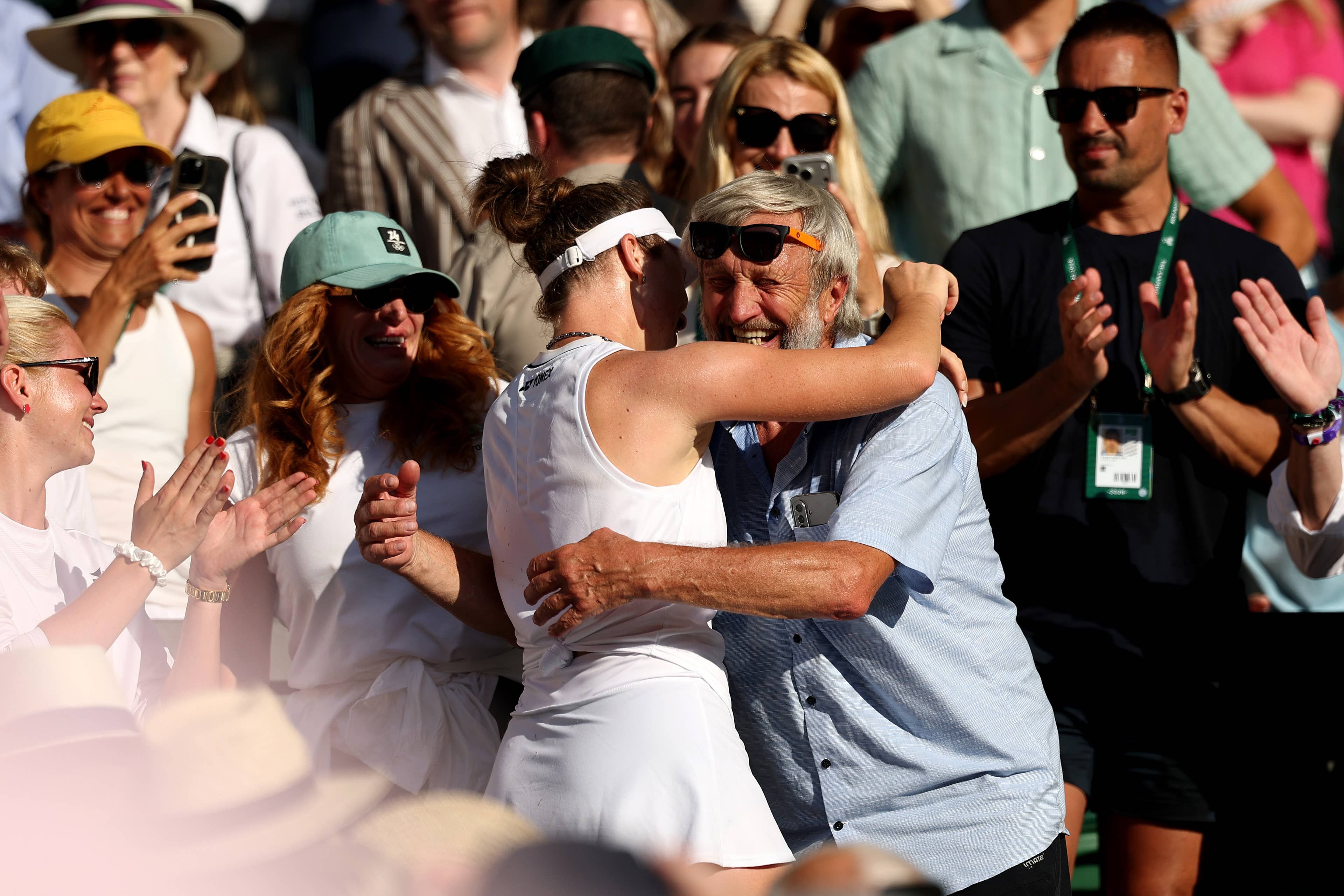 Linda Noskova abbraccia il padre dopo la vittoria a Wimbledon