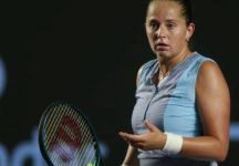 Jelena Ostapenko perde un match commettendo ben 17 doppi falli e dopo essere stata avanti per 4 a 0 nel set decisivo (Video)