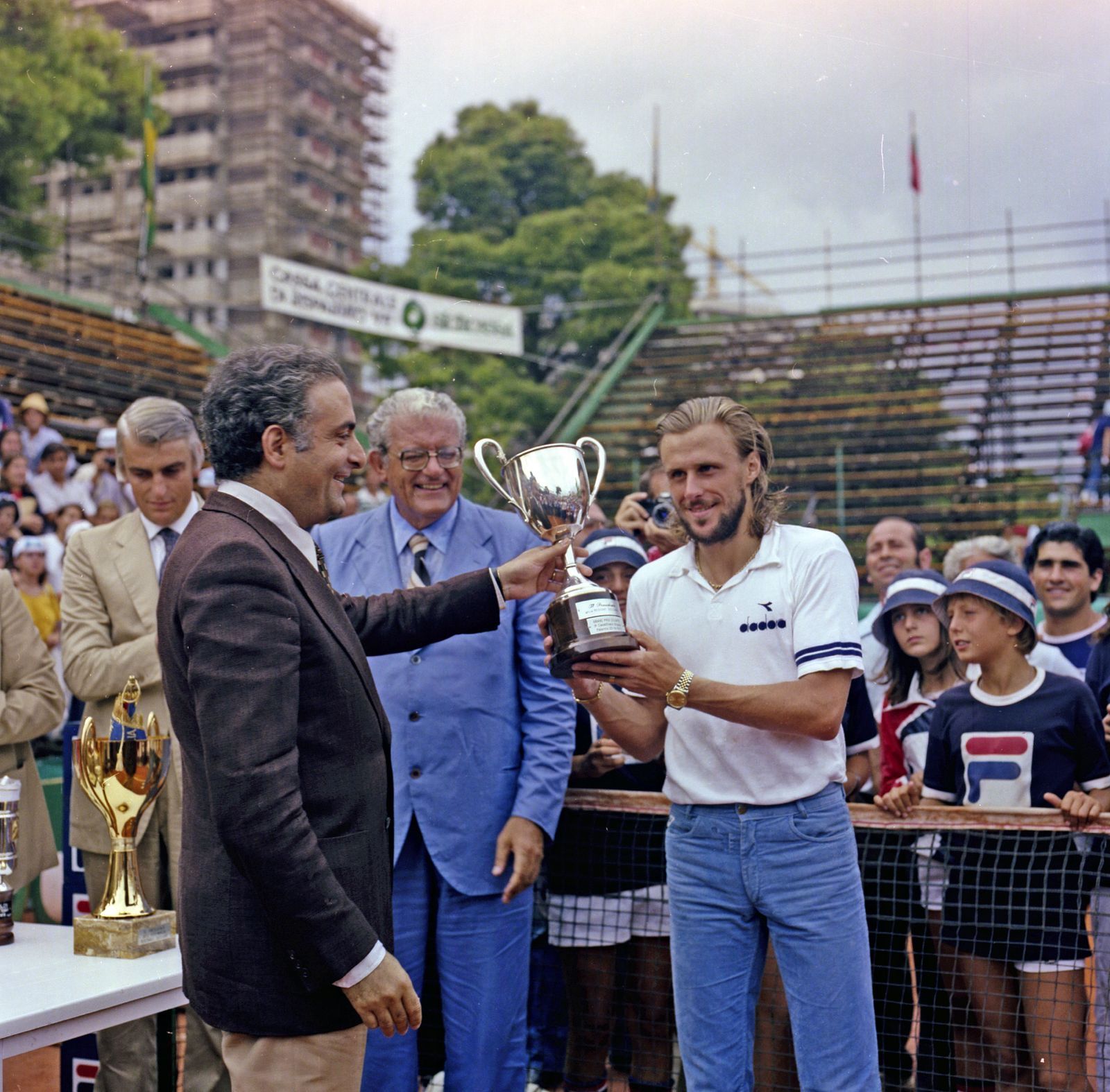 Piersanti Mattarella premia Bjorn Borg, vincitore dei Campionati Internazionali di Sicilia