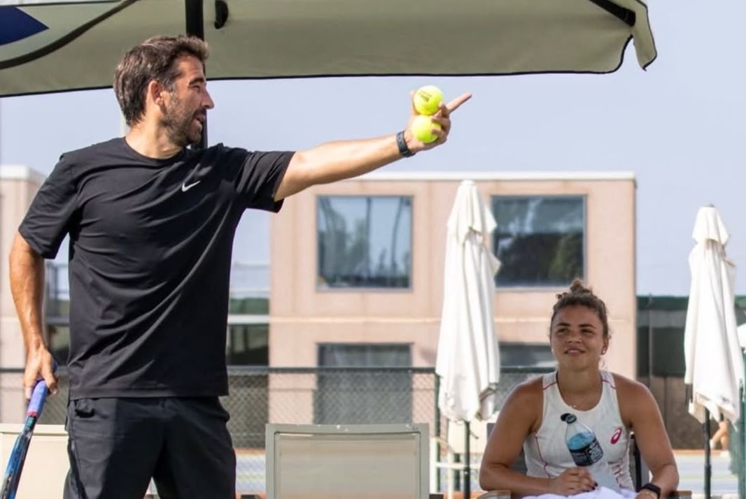 Marc Lopez in campo con Jasmine Paolini
