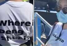 La security degli Australian Open ordina di coprire o toglire le t-shirt con scritto “Where is Peng Shuai”