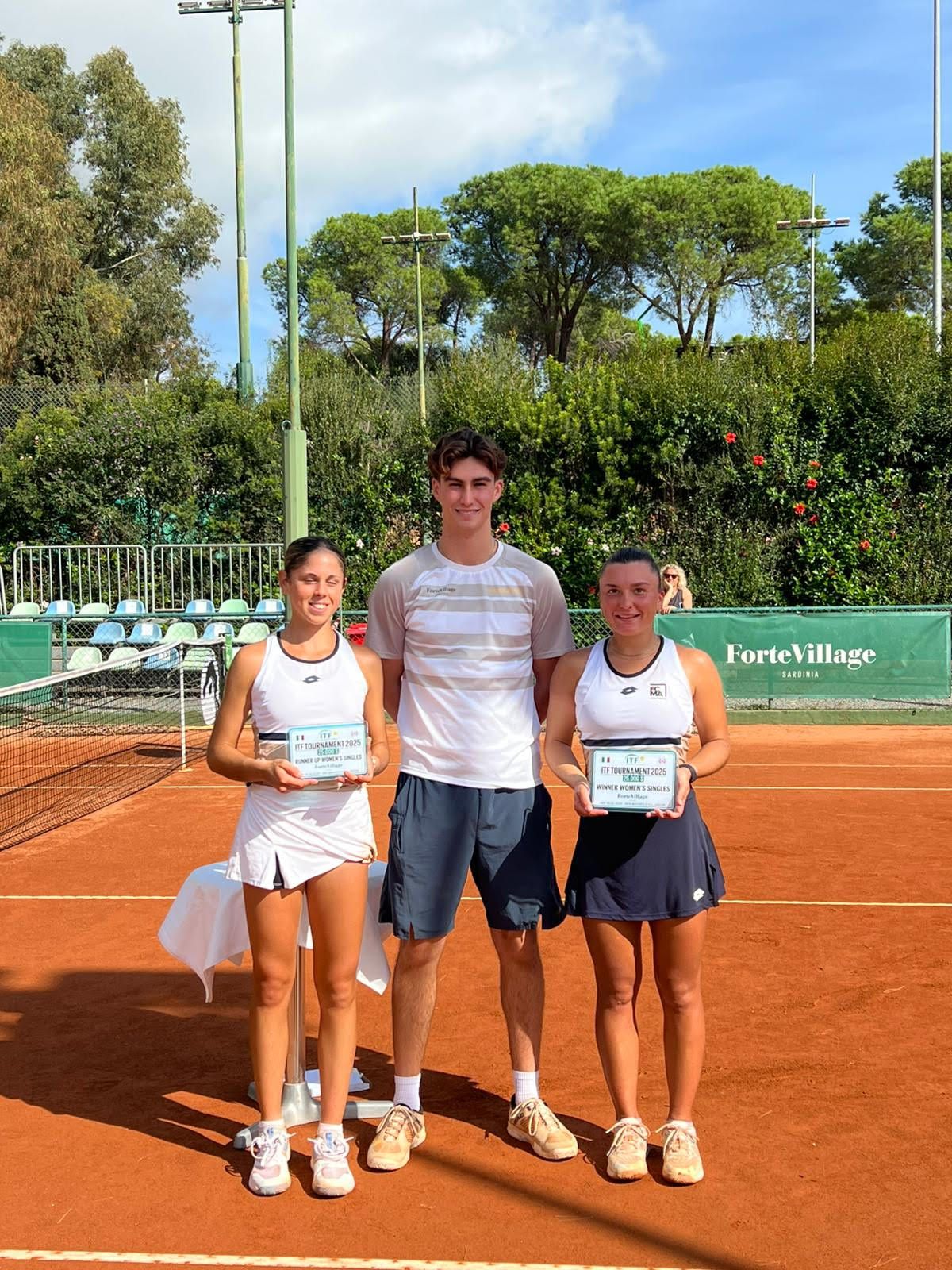 Nella foto: premiazione per la finalista Giorgia Pedone e per la vincitrice Lisa Pigato