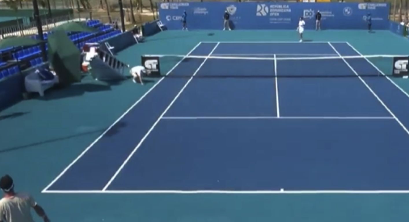 Vento forte fa crollare la sedia dell'arbitro durante il Challenger di Punta Cana