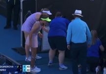 Australian Open 2026, prima giornata tra sorprese, emozioni e record storici. Moutet batte da sotto il match point. Crollo Korda, una sconfitta che fa rumore. Paura in campo: malore per un raccattapalle (Video)
