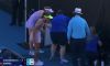 Australian Open 2026, prima giornata tra sorprese, emozioni e record storici. Moutet batte da sotto il match point. Crollo Korda, una sconfitta che fa rumore. Paura in campo: malore per un raccattapalle (Video)