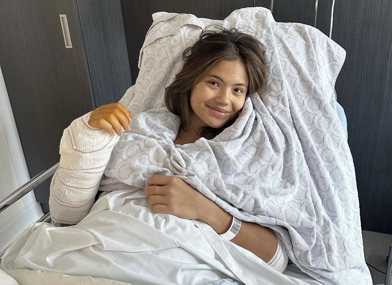Emma nella foto social dal letto di ospedale, con una delle due mani già operata