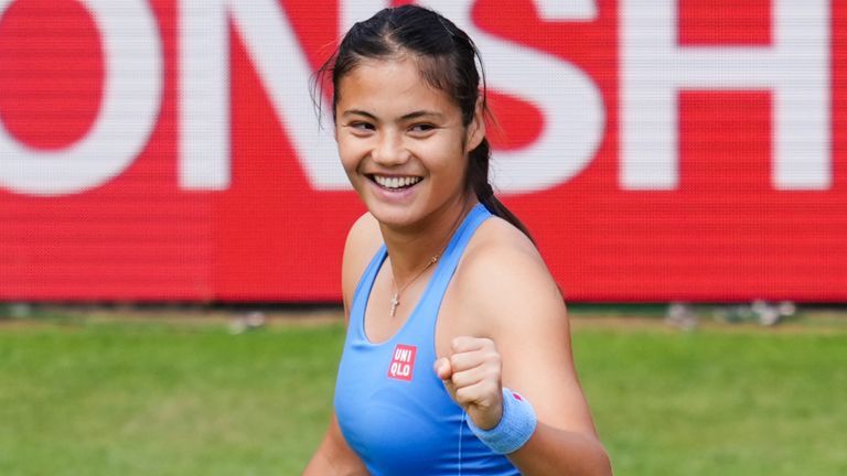 Emma Raducanu esulta al Queen's