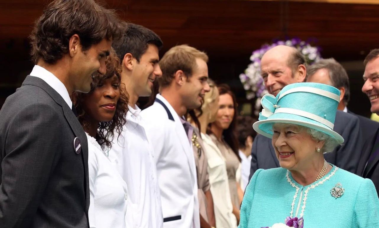 La foto postata da Federer con la Regina Elisabetta
