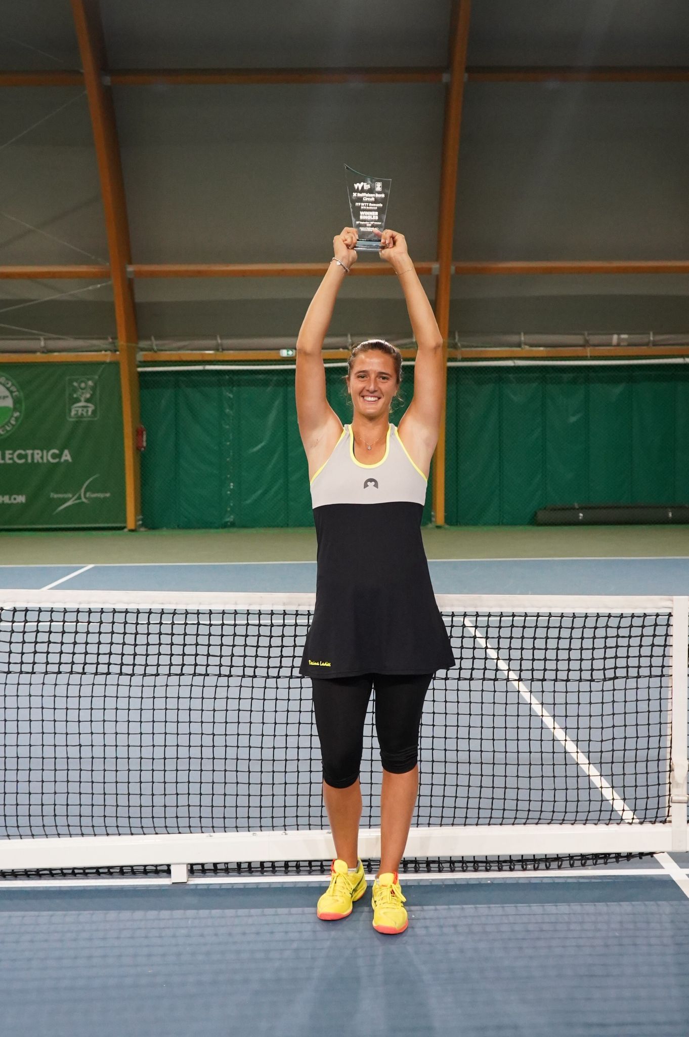 Camilla Rosatello nella foto con il trofeo del torneo di Bucharest