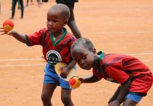 Piatti Tennis Center “for all”: spedisce materiale in Uganda e accoglie a Bordighera un maestro del Ruanda