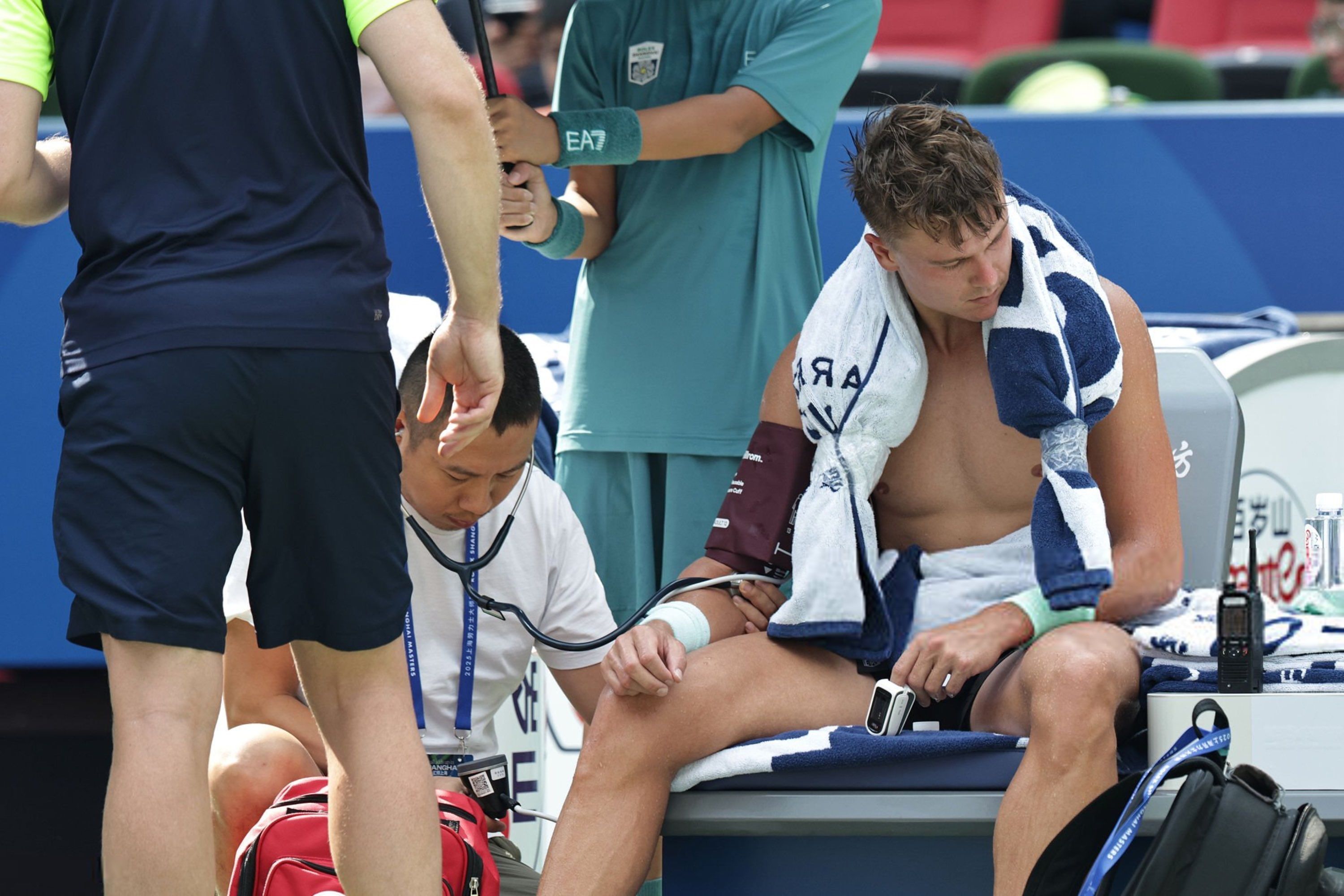 Rune assistito dal medico a Shanghai