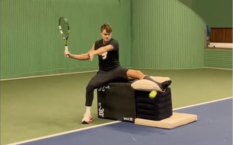 Holger nel video che lo ritrae in campo dopo l'operazione