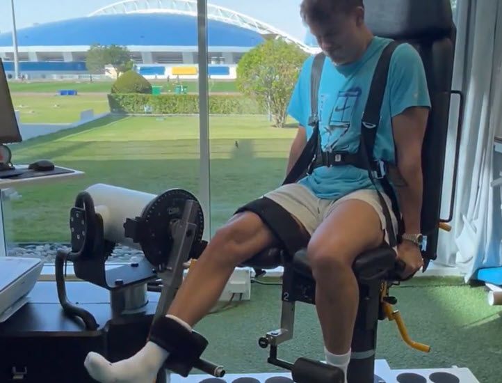 Holger Rune lavora in palestra