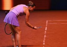 Sabalenka in polemica con l’arbitro: prende il telefono per fotografare un segno sulla terra. Swiatek frustrata dopo l’ennesima sconfitta contro Ostapenko