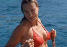 Un dinosauro sugli spalti per Eala: a Toronto il tennis si colora tra tifosi scatenati, Sabalenka a Mykonos e la Retro Night anni ’90. Problemi per Tiafoe