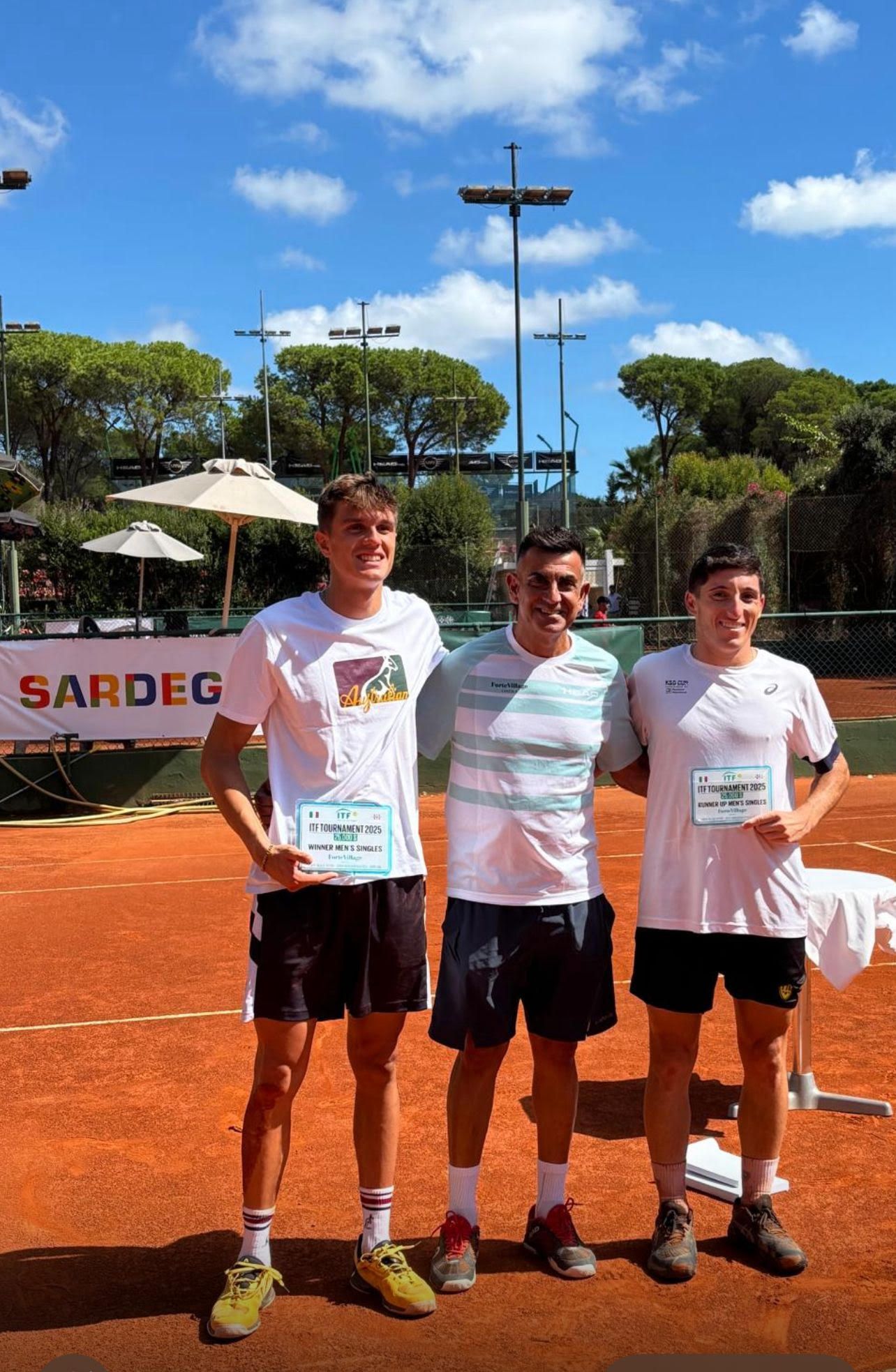 Nella foto: il vincitore Lorenzo Sciahbasi, il finalista Michele Ribecai e i due atleti con il direttore del torneo Alessandro Porcu.