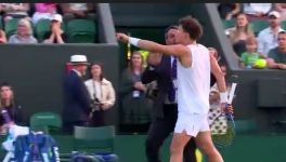 Wimbledon al buio: caos e polemiche per lo stop serale, Shelton furioso per la sospensione del match