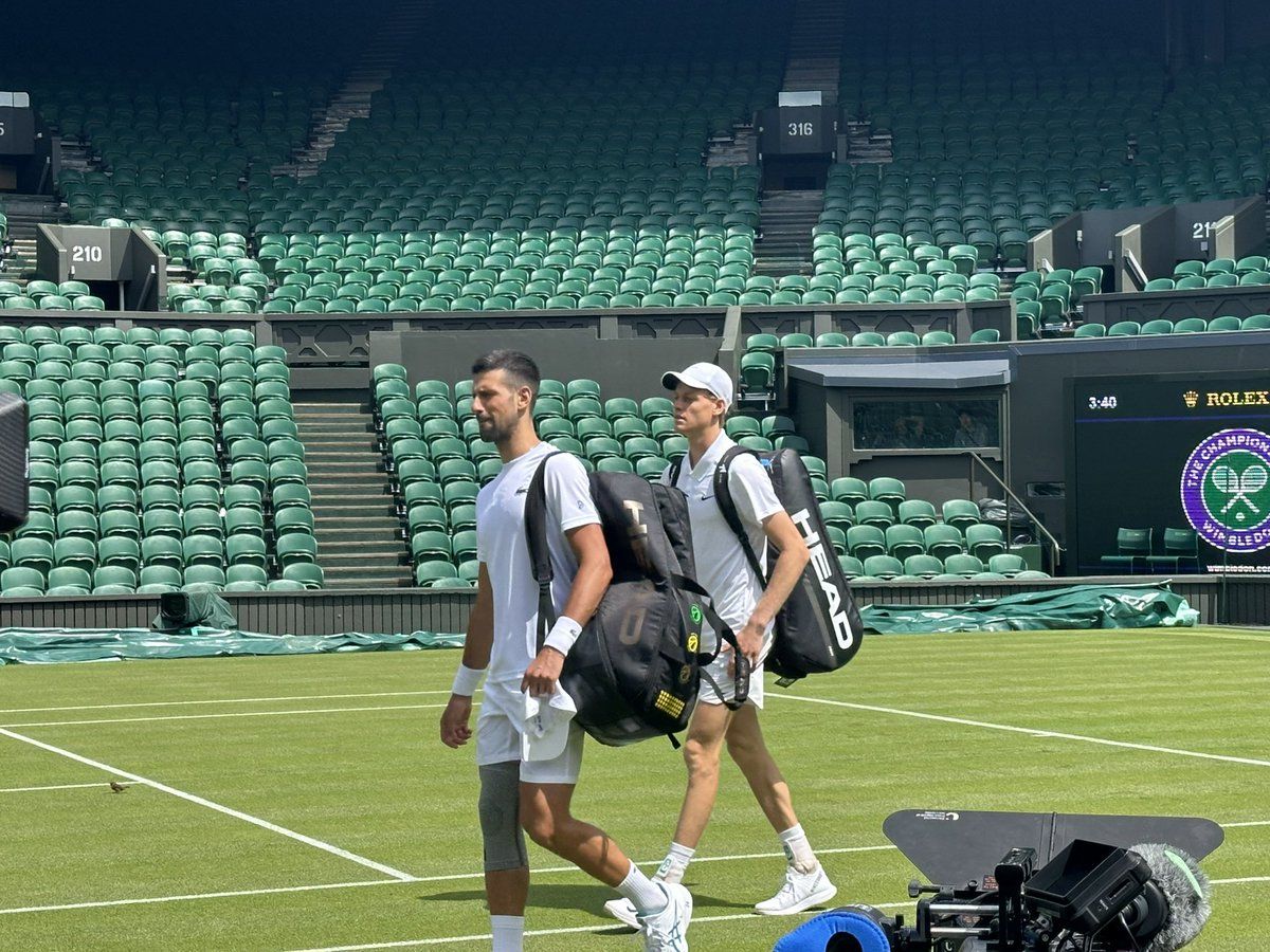Jannik Sinner e Novak Djokovic nella foto