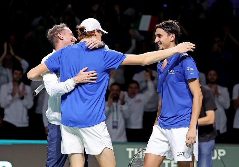 L'abbraccio tra Jannik Sinner, Lorenzo Sonego e Filippo Volandri dopo la vittoria contro l'Olanda in Coppa Davis a Malaga (Sposito/FITP)