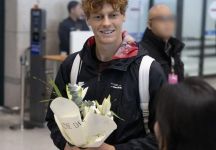 Sinner sbarca in Corea: sabato l’esibizione con Alcaraz apre il suo 2026. Il lato oscuro delle wild card. Tsitsipas, segnali incoraggianti (Video)