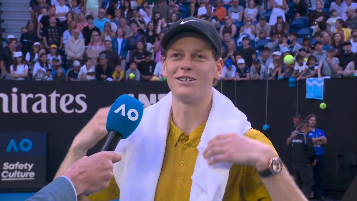Jannik Sinner nell'esibizione sulla Rod Laver Arena