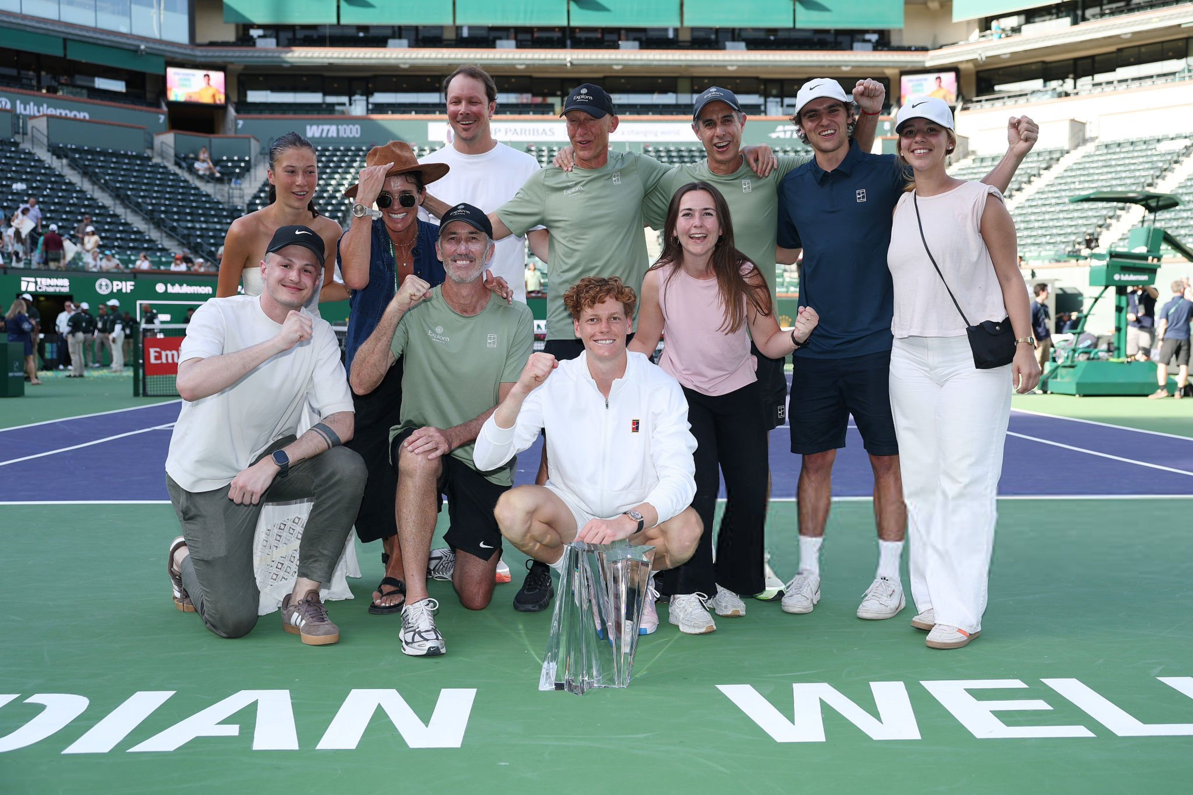 Jannik e tutto il suo team con la coppa di Indian Wells