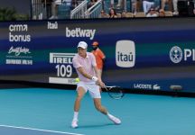 Sinner show al Miami Open! Domina Tiafoe con una prestazione sontuosa e centra la semifinale