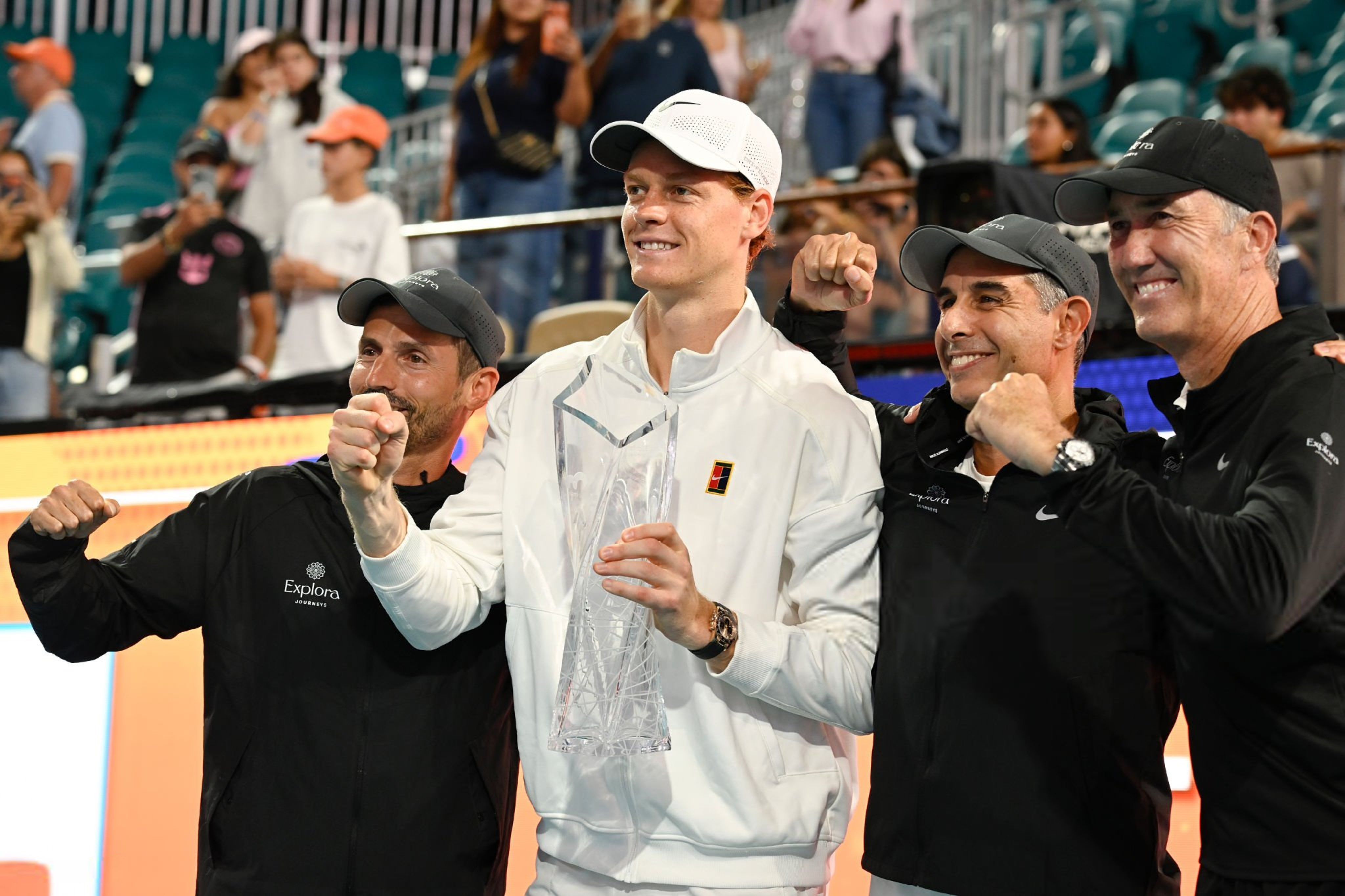 Jannik Sinner festeggia col team a Miami (foto Getty Images)
