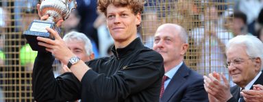 Sinner: “Sono un ragazzo che viene da una città di 2000 persone dove si va a sciare. E sono qua” (Con il video della partita e premiazione)