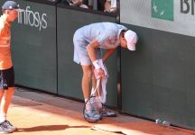 Sinner accusa un malessere a un passo dalla vittoria, crolla fisicamente e cede al quinto a Cerundolo. Si chiude mestamente il Roland Garros del n.1