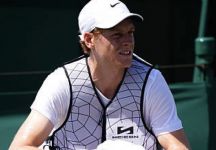 Sinner corre ai ripari contro il caldo di Wimbledon: allenamento con il gilet refrigerante