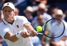 Sinner, che sofferenza all’esordio a Wimbledon! Rimonta un ottimo Kecmanovic sotto due set a uno, inclusa una bruttissima caduta e un problema all’unghia del piede (insanguinato)